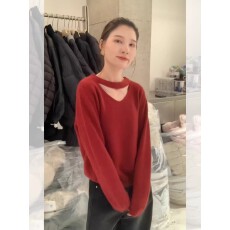 批发韩系漂亮红色<b class='q'>镂空</b>V领针织打底衫女秋冬季设计感小众内搭毛衣上衣