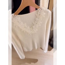 批发法式绝美白色<b class='q'>钩花</b>V领针织打底衫女秋冬独特漂亮内搭巨好看<b class='q'>上衣</b>
