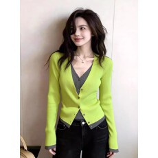 批发绿色V领拼接设计感<b class='q'>假两件</b>上衣2026春季女装新款修身单排扣<b class='q'>针织衫</b>