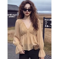 批发法式杏色V领荷叶边<b class='q'>长袖</b>t恤打底衫女早春季内搭修身设计感短款上衣