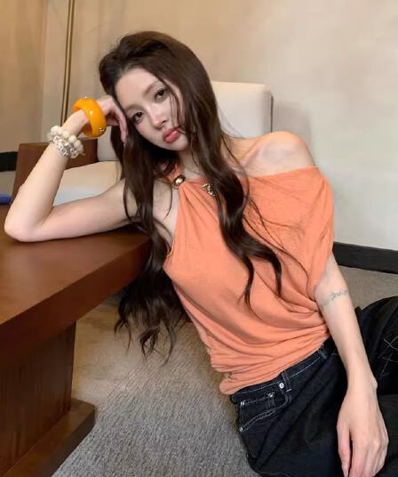 한 부서 주황색 비틀림 보트넥 오프숄더 민소매 티셔츠 여성 여름 패션 다용도 불규칙 핫걸 작은 맨위