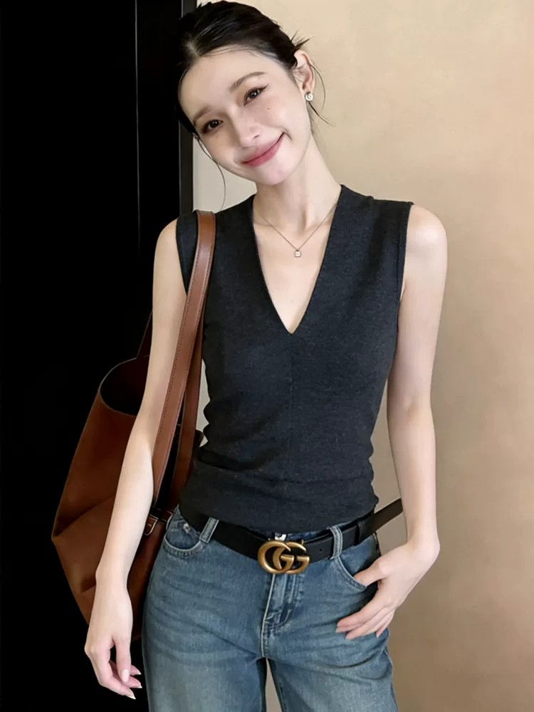 프랑스식 회색 V넥 민소매 캐미솔 여름 디자인 센스 작은 대중 아름다운 외출용 인사이드 가져 가라. 어깨 맨위