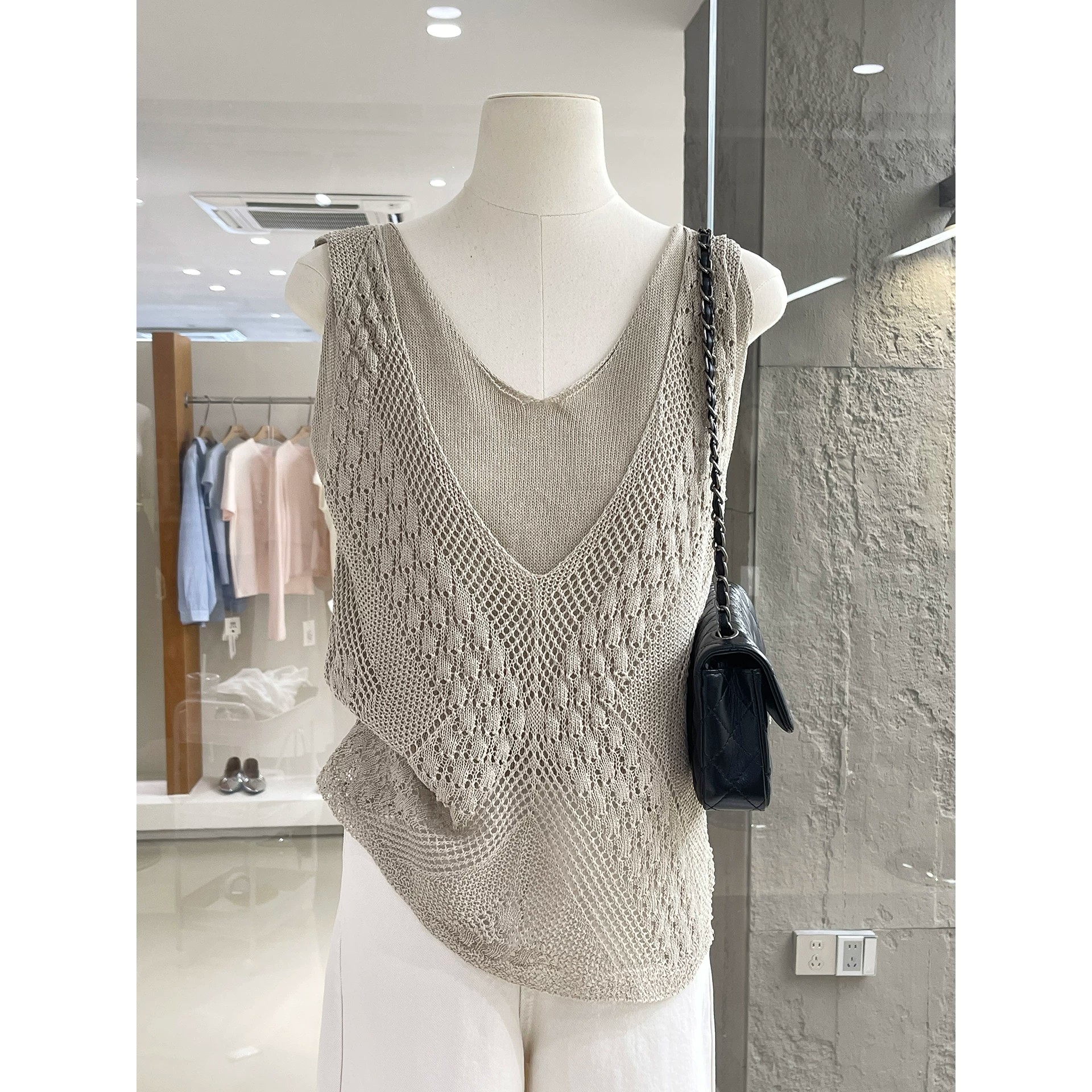 품격 오래된 돈 바람 홀로우 아웃 자수 V넥 페이크 레이어드 민소매 니트 스웨터 여성 2026 새로운 여름 여행 착용 가져 가라.