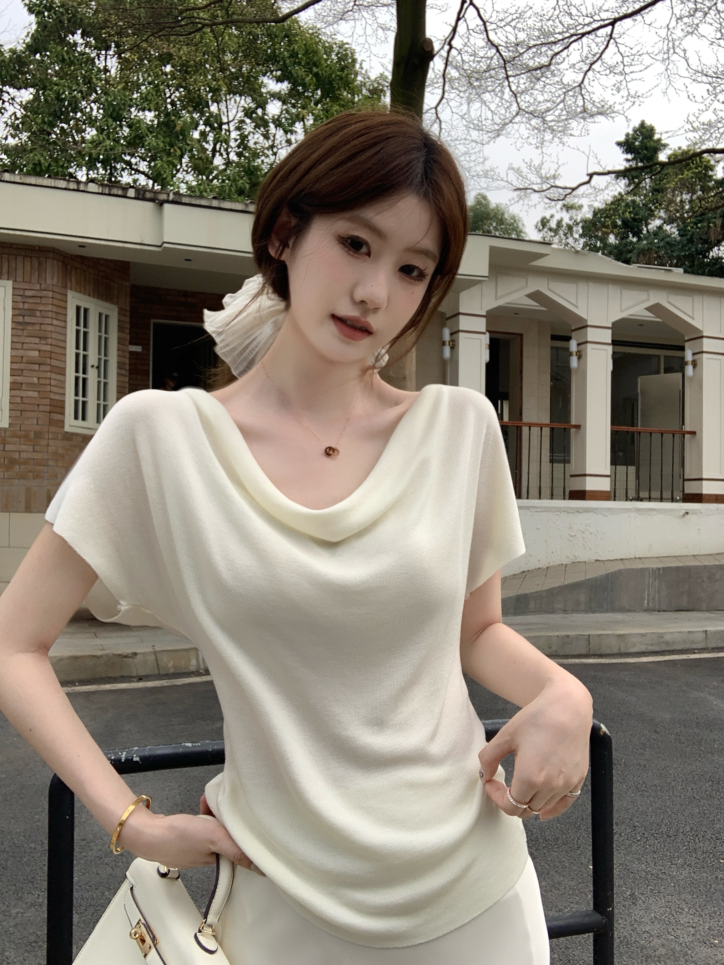 크림 프로스팅 가벼움 도루 센스 디자인 센스 흔들다 칼라 미니멀리즘 반팔 품격 슬림해 보이는 티셔츠