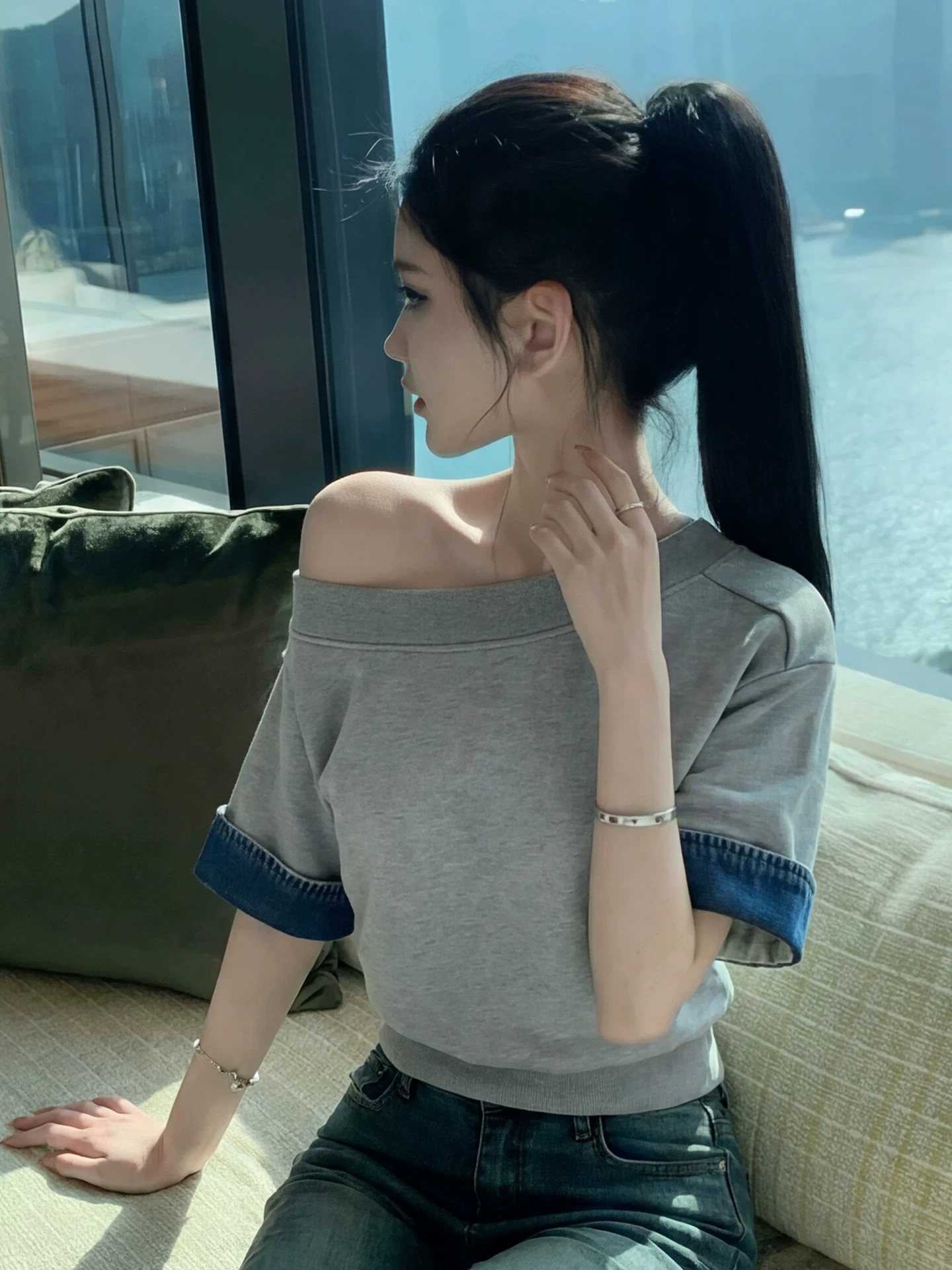 2026 슈퍼 화재 연령 감소 디자인 센스 자이언트 잘 생긴 아름다운 반팔 티셔츠 여성 고유 한 아름다운 초기 Z아 어깨 작은 맨위