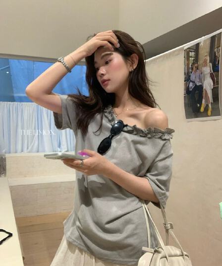 디자인 센스 프릴 회색 루즈핏 비스듬한 어깨 반팔 티셔츠 여성 여름 느긋한 순수한 욕망 오프숄더 오프숄더 맨위
