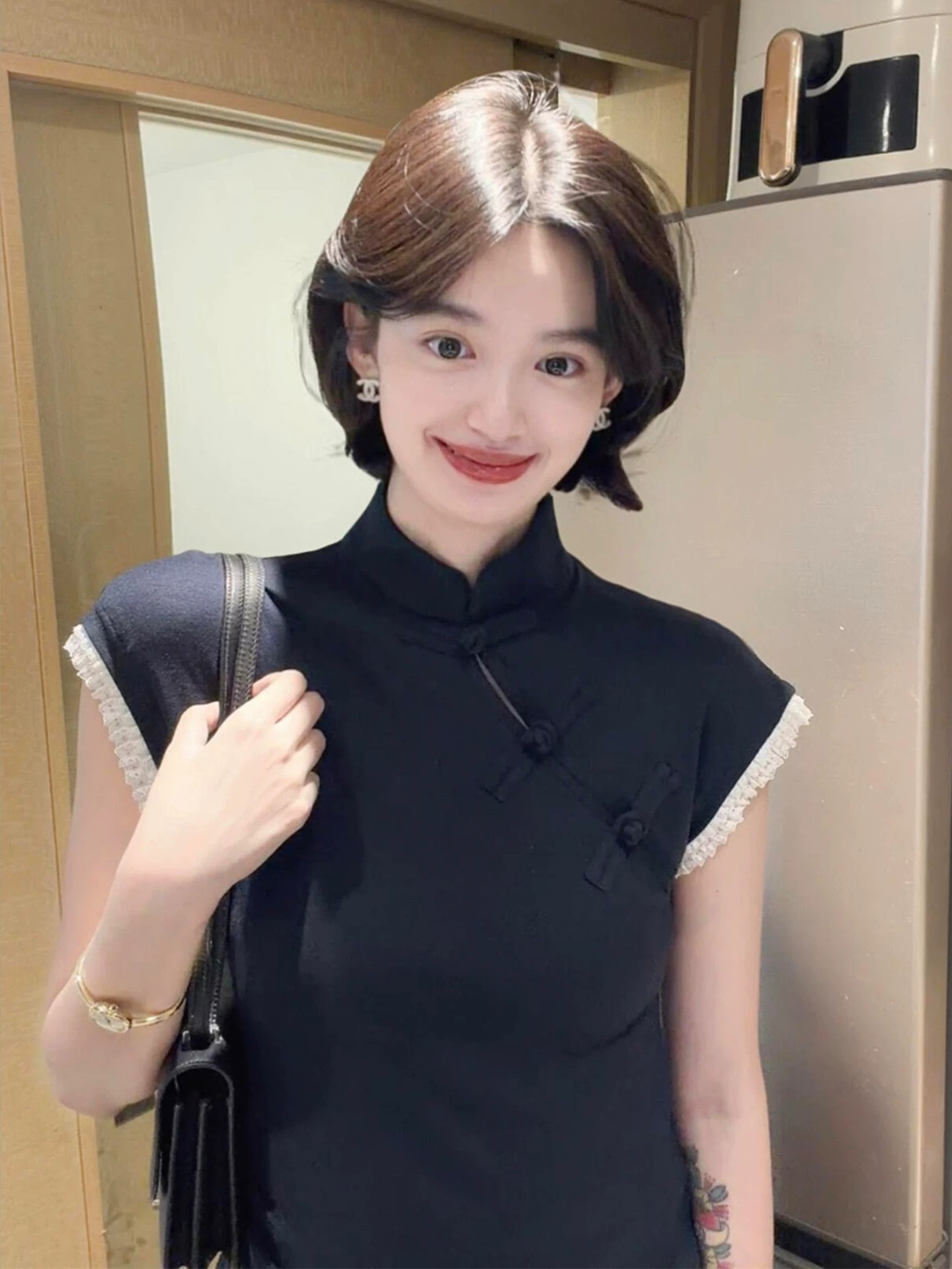 새로운 중식 국풍 파란색 스탠드 칼라 단추 반팔 티셔츠 여성 여름 빛 럭셔리 고급 센스 품격 작은 날다 소매 맨위