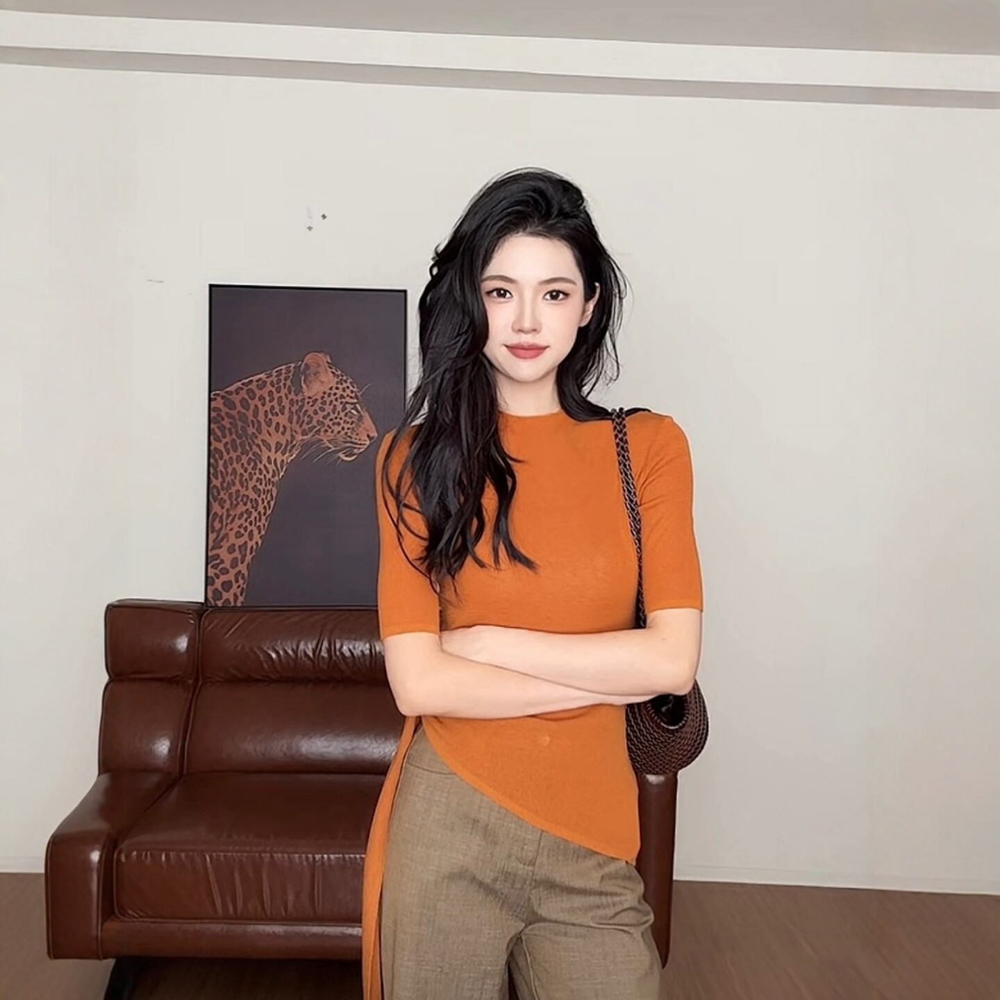 한 부서 착용 가져 가라. 주황색 스탠드 칼라 니트 반팔 긍정적 인 어깨 티셔츠 여성 여름 디자인 센스 고유 한 아름다운 스트랩 맨위