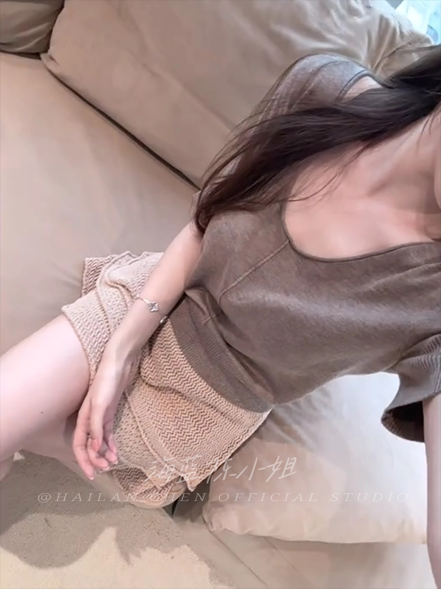 오래된 돈 바람 느슨함 센스 니트 작은 반팔 허리 수축 몸매 가꾸기 V넥 티셔츠 품격 다용도 쇼트 스타일 캐주얼 만나는 맨위