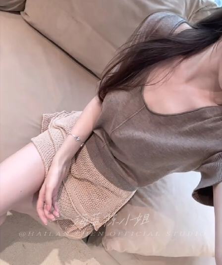 오래된 돈 바람 느슨함 센스 니트 작은 반팔 허리 수축 몸매 가꾸기 V넥 티셔츠 품격 다용도 쇼트 스타일 캐주얼 만나는 맨위