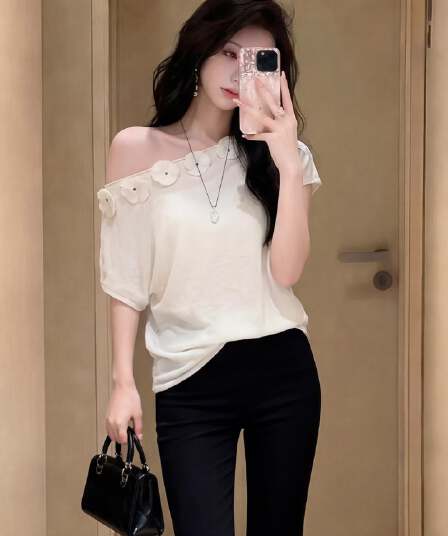 고유 한 아름다운 비스듬한 어깨 꽃 작은 셔츠 화이트 반팔 티셔츠 여성 의류 여름 외국 가스 고귀한 오프숄더 니트 맨위