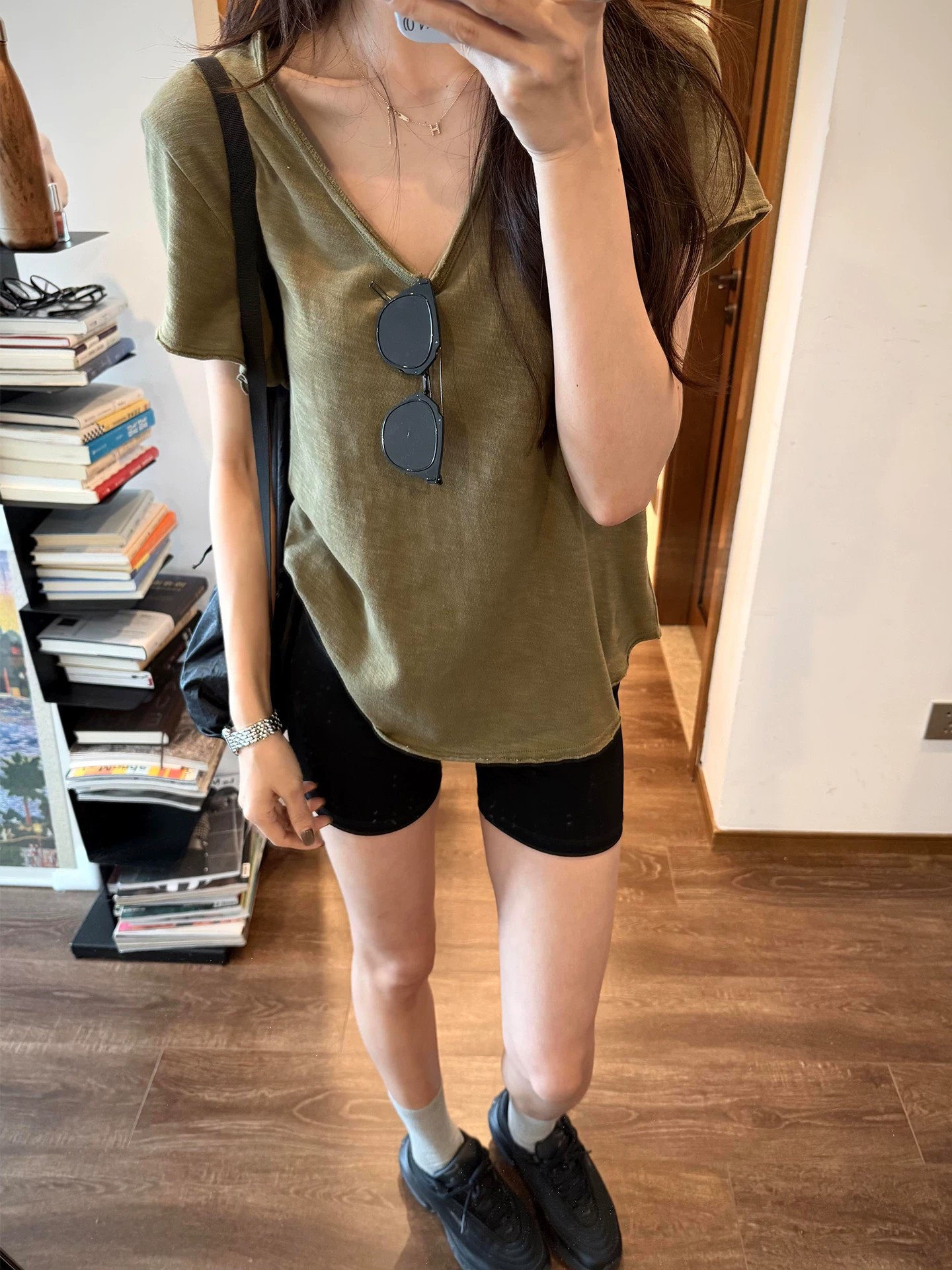 올리브 그린 V넥 볼륨 측면 반팔 티셔츠 여성 여름 한 부서 루즈핏 느긋한 작은 대중 고급 센스 디스플레이 화이트 캐주얼 맨위