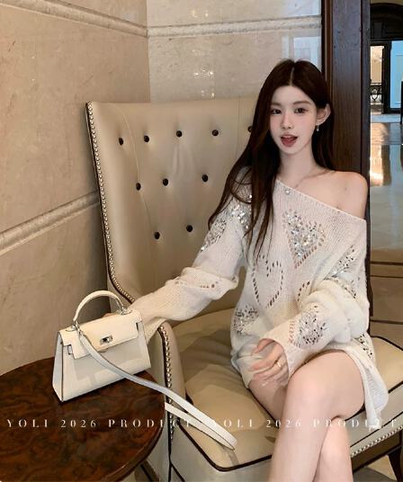 베이지 색 스웨터 여자 가을 한 부서 느긋한 루즈핏 슬림해 보이는 홀로우 아웃 맨위