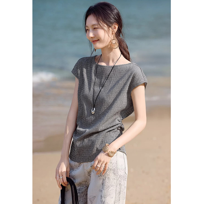 품격 출퇴근 허리 수축 슬림해 보이는 심지어 어깨 소매 티셔츠 여성 여름 질감 주름 디자인 센스 회색 맨위