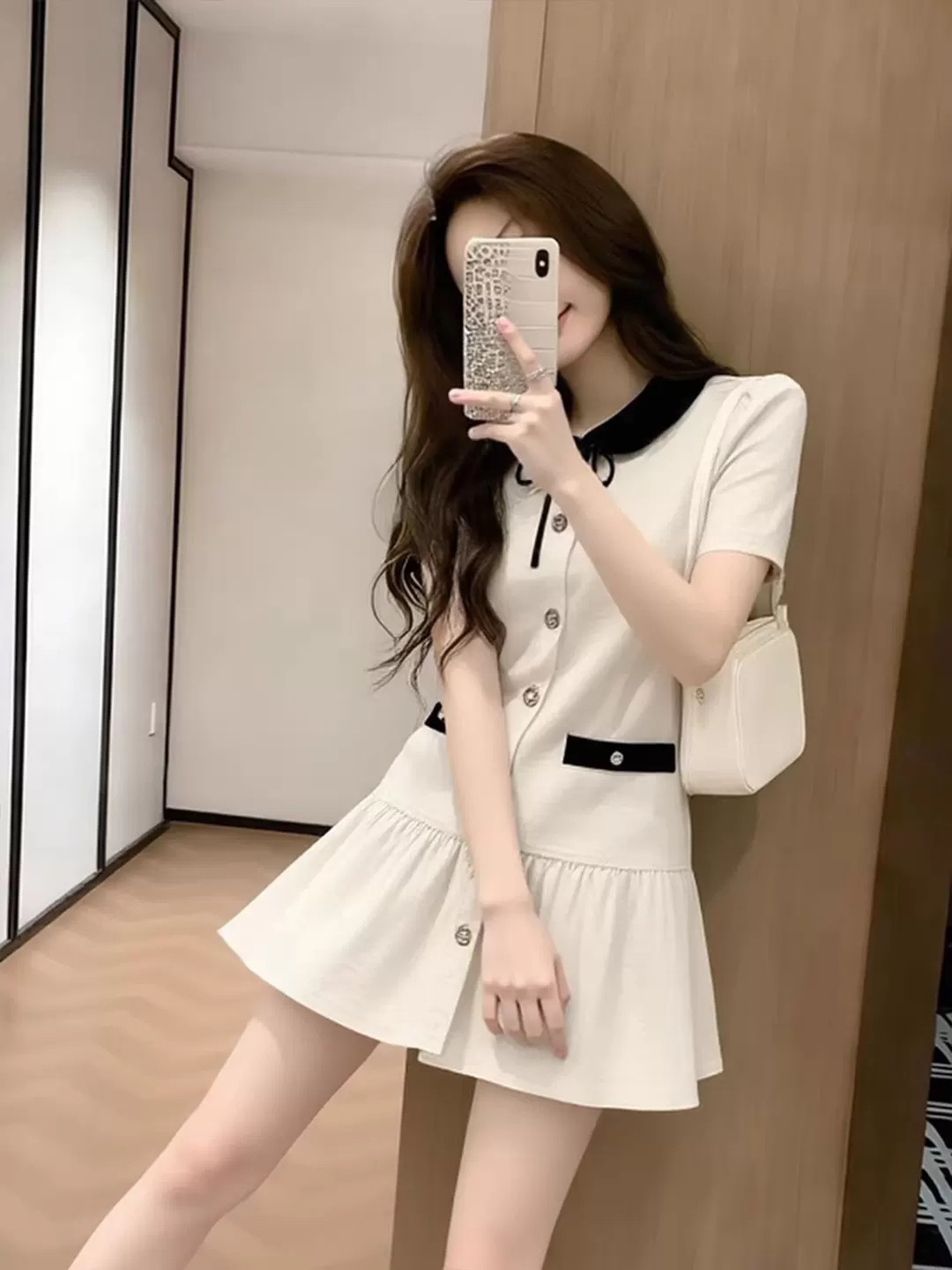 프랑스식 천 금빛 바람 베이비 칼라 단추 여성 드레스 2026 여름 새로운 베이지 색 허리 수축 슬림해 보이는 A라인 스커트