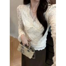 批发云絮蕾丝～v领网纱拼接蕾丝喇叭袖修身弹力打底衫