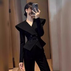 批发高端轻奢黑色收腰短款外套女春<b class='q'>秋</b>超好看时髦独特别致气质名媛上衣