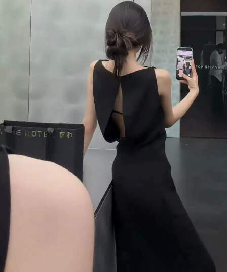 프랑스식 그는 벤 바람 검정색 민소매 여성 드레스 2026 여름 새로운 디자인 센스 백리스 허리 수축 슬림해 보이는 치마