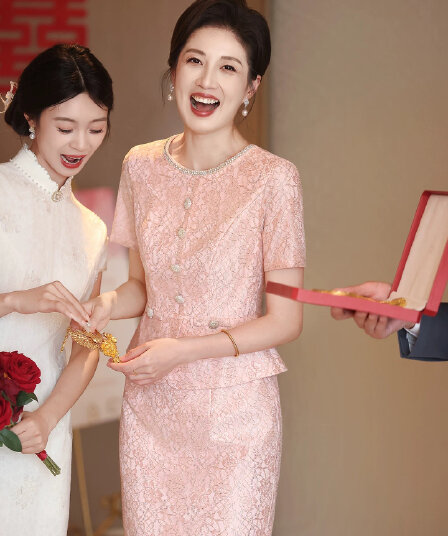 핑크색 안녕하세요. 시어머니 결혼 연회 로드 중 치파오 고급 작은 키 영 엄마 결혼식 예복 고귀한 럭셔리 고급 센스