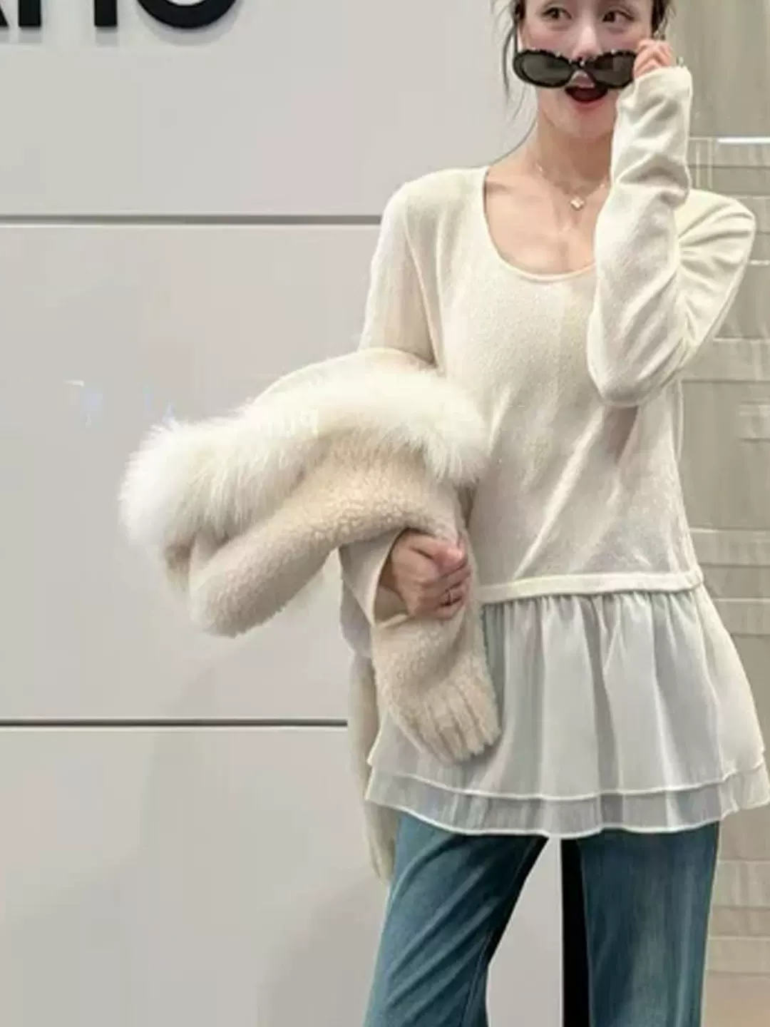 화이트 망사 패치워크 긴팔 라운드 넥 기본 셔츠 티셔츠 여성 가을 겨울철 디자인 센스 작은 대중 슬림해 보이는 인사이드 잡아라. 의류