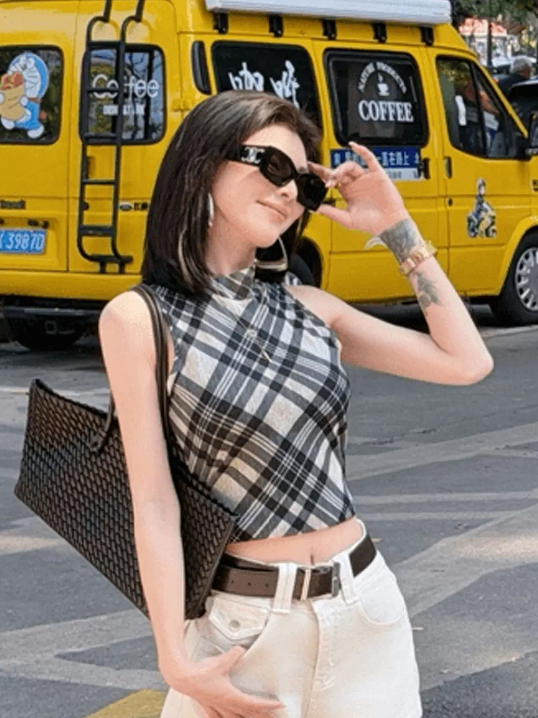 태국 사람 스타일 아름다운 체크무늬 반하이넥 민소매 조끼 여성 여름 외출용 몸매 가꾸기 슬림해 보이는 인사이드 가져 가라. 만나는 핫걸 작은 맨위