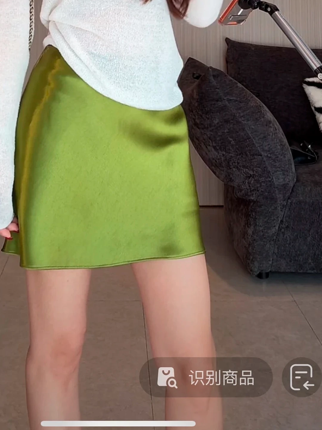 2026 봄 여름 새로운 녹색 새틴 반신 스커트 하이웨이스트 슬림해 보이는 디자인 센스 타이트 스커트 한 마디 미니 스커트 노출 방지 치마