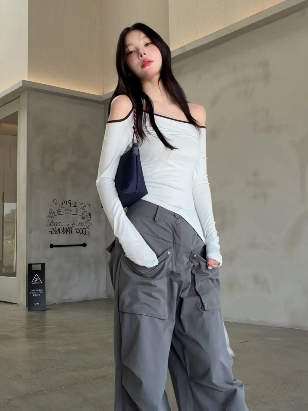 작은 대중 디자인 센스 배색 비스듬한 어깨 긴팔 티셔츠 여성 여름 새로운 핫걸 몸매 가꾸기 Chic 오프숄더 니트 맨위