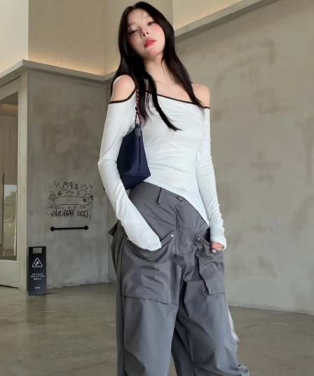 작은 대중 디자인 센스 배색 비스듬한 어깨 긴팔 티셔츠 여성 여름 새로운 핫걸 몸매 가꾸기 Chic 오프숄더 니트 맨위