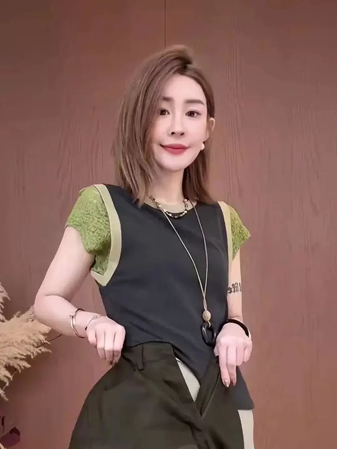 2026 여름 섹션 페이크 레이어드 Feifei 소매 반팔 티셔츠 여성 패션 패치워크 디자인 연령 감소 맨위 슬림해 보이는 표지 고기