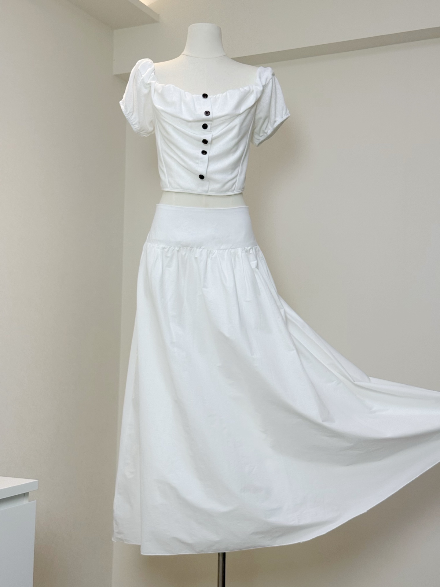 재스민 화이트 하이웨이스트 와이드 허리 머리 한 마디 밑단 반신 롱 스커트 화이트 봄 여름 우산 치마