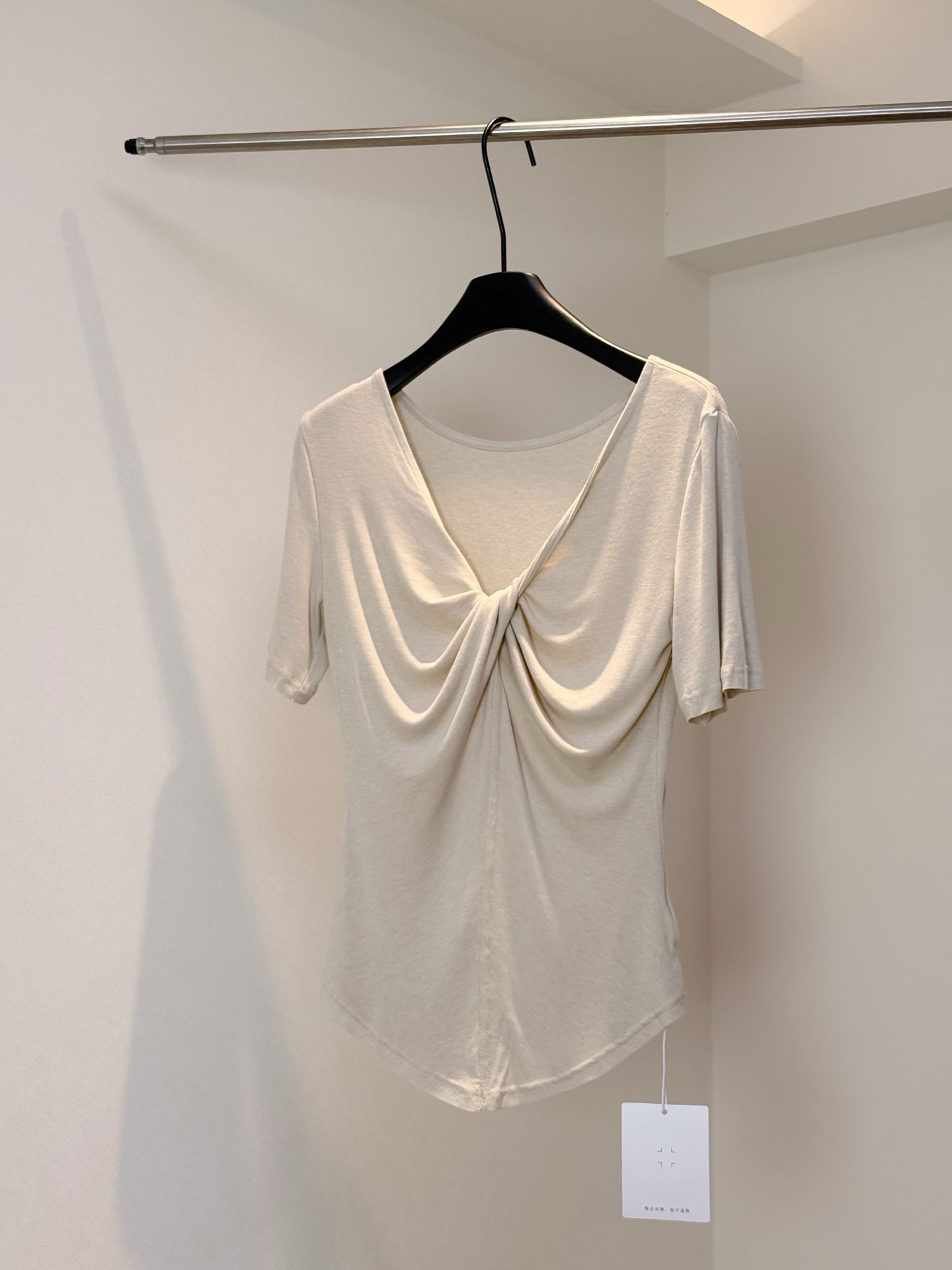 산소 인자 2026 여름 디자인 센스 비틀림 V넥 자이언트 슬림해 보이는 긍정적 인 어깨 반팔 티셔츠 여성