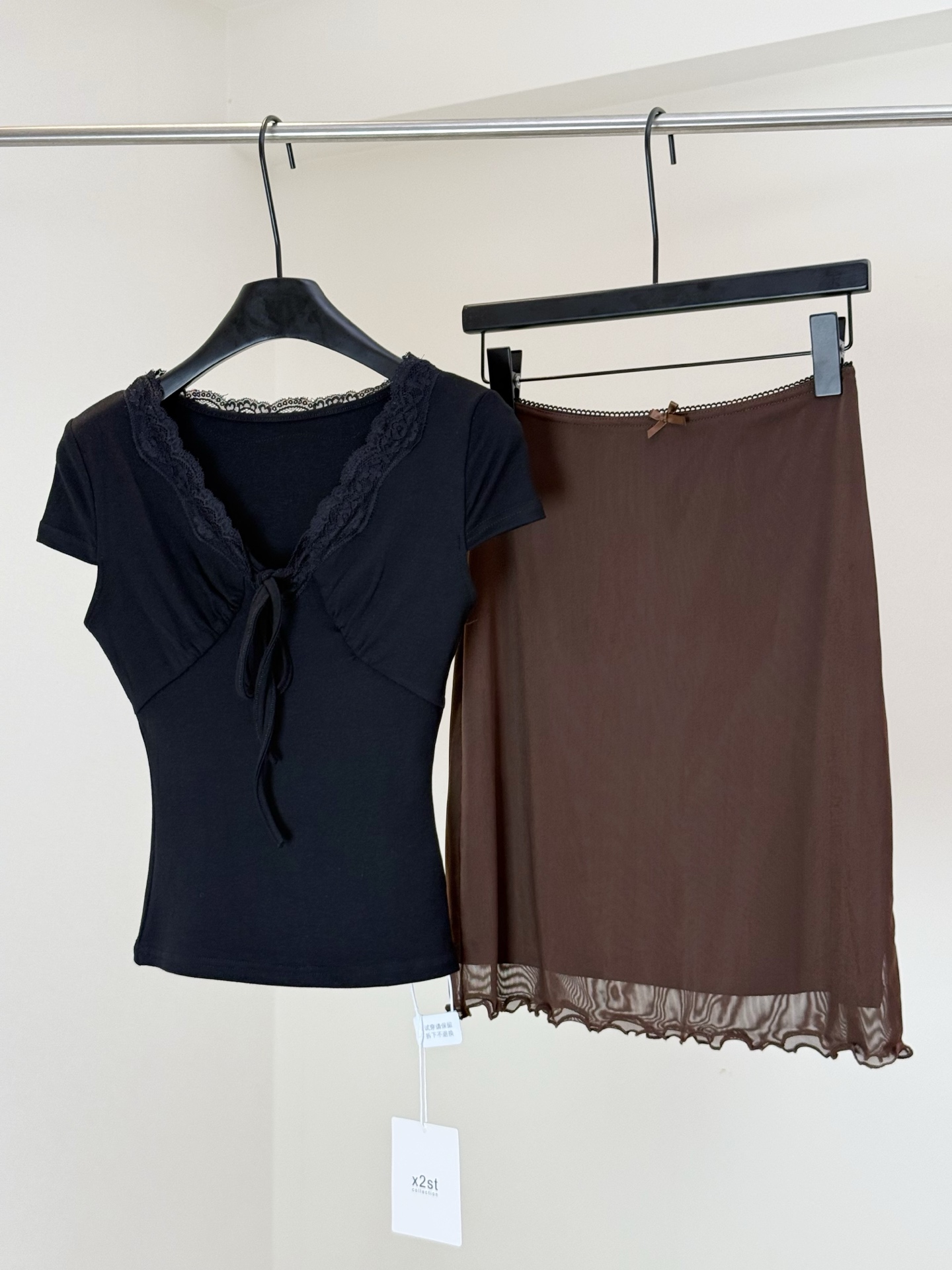 블랙 여성 티셔츠 쇼트 스타일 몸매 가꾸기 슬림해 보이는 V넥 아름다운 섹시함 핫걸 맨위 여성용 짧은 소매 여름 드레스