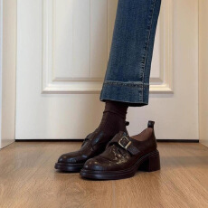 批发牛皮版复古皮带扣深口乐福鞋女春季新款英伦通勤粗跟一脚蹬小皮鞋