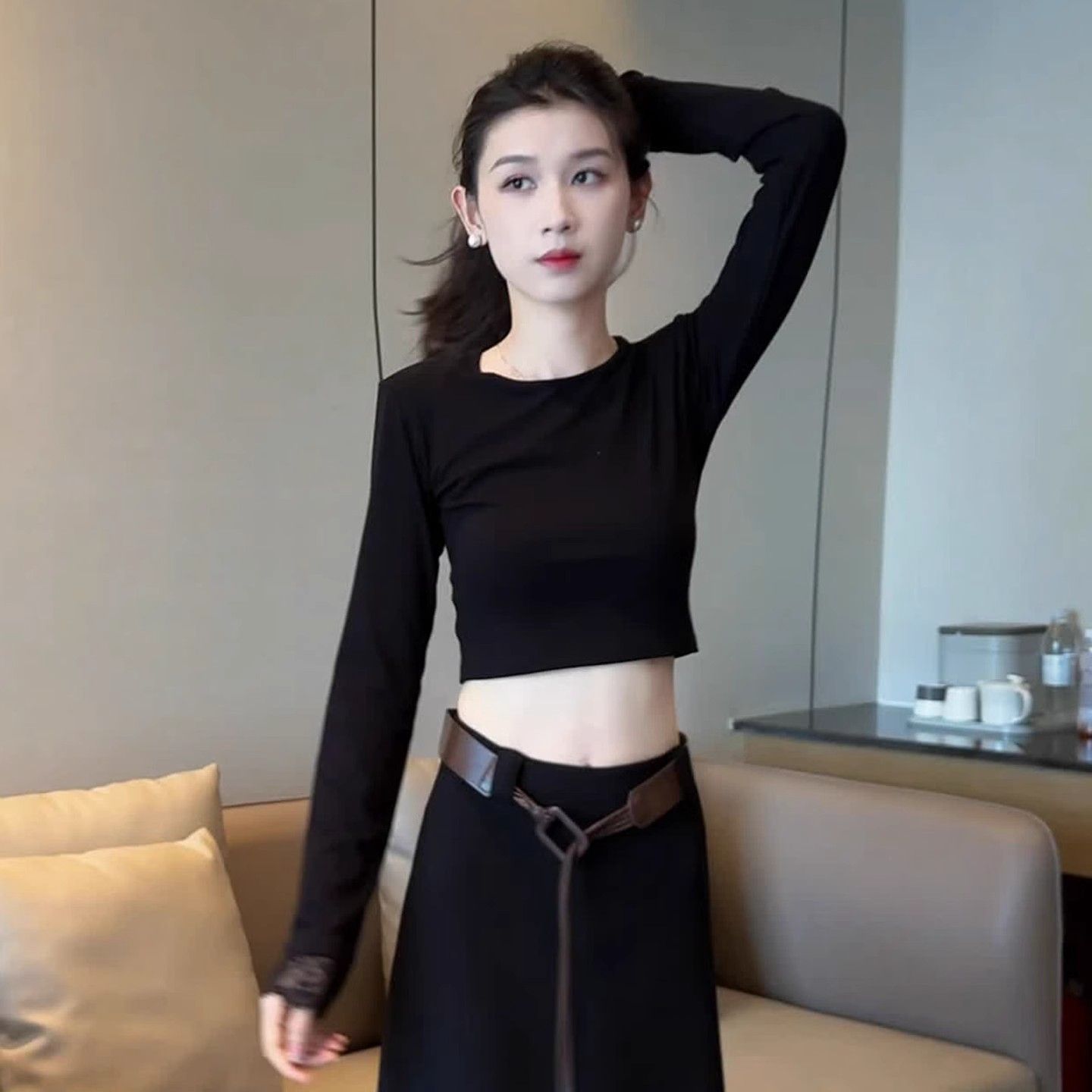 40 차가운 실크 차가운 면 봄 가을 새로운 검정색 슬림해 보이는 뒤로 홀로우 아웃 레이스 조각 티셔츠 여성 품격 다용도