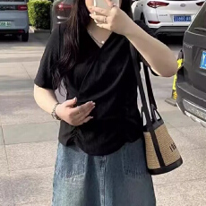 批发2026年新女装设计感正肩<b class='q'>V领</b>短袖<b class='q'>T</b><b class='q'>恤</b>夏季胖m遮肚子显瘦不规则上衣