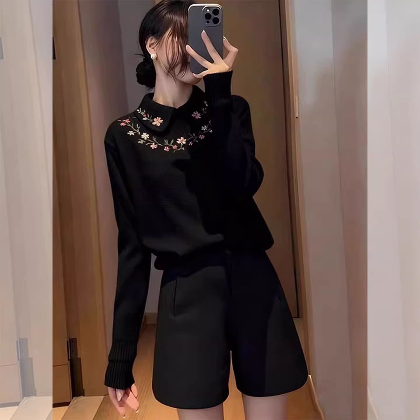 꽃 검정색 긴팔 티셔츠 여성 2026 새로운 봄 가을 폴로 칼라 몸매 가꾸기 수 있습니다. 외출용 인사이드 가져 가라. 만나는 맨위 트렌디