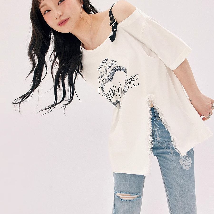 하트 만화 프린트 비스듬한 칼라 반팔 티셔츠 여성 2026 년 여름 새로운 레이스 측면 패치워크 트임 오프숄더 맨위