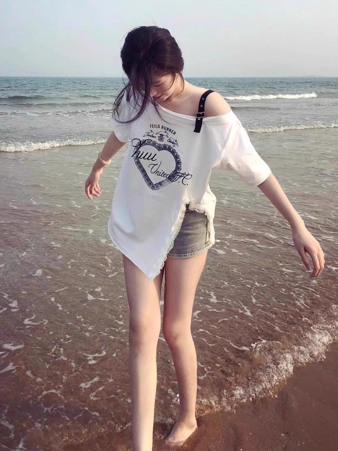 2026 년 새로운 핫걸 비스듬한 어깨 티셔츠 여성 여름 패치워크 레이스 트임 반팔 루즈핏 불규칙 오프숄더 맨위