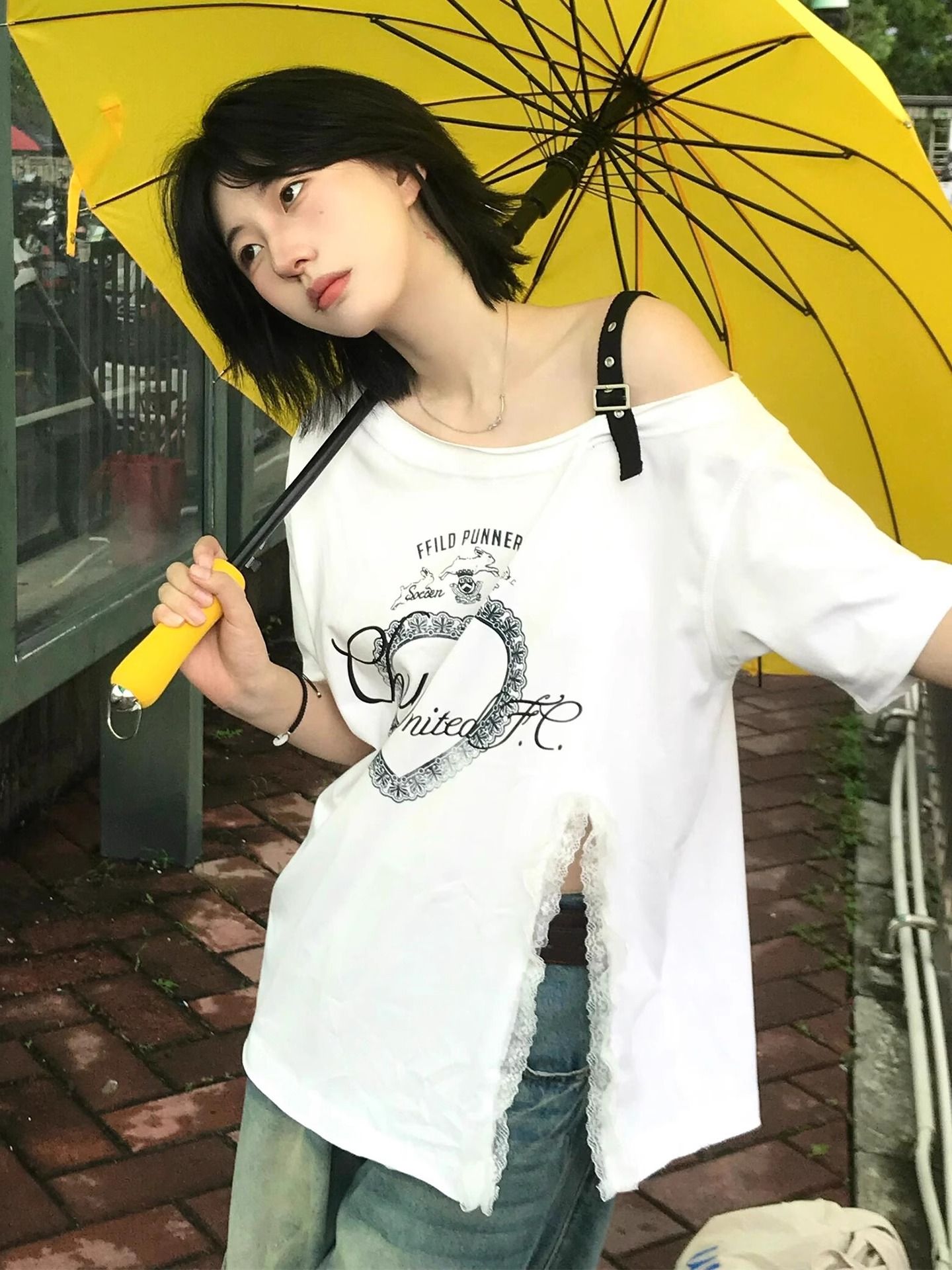 2026 년 새로운 핫걸 비스듬한 어깨 티셔츠 여성 여름 패치워크 레이스 트임 반팔 루즈핏 불규칙 오프숄더 맨위