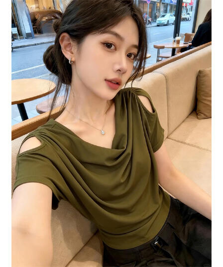 짙은 녹색 흔들다 칼라 미니멀리즘 오프숄더 몸매 가꾸기 반팔 티셔츠 여성 2026 여름 슬림해 보이는 연령 감소 캐주얼 외국 가스 맨위