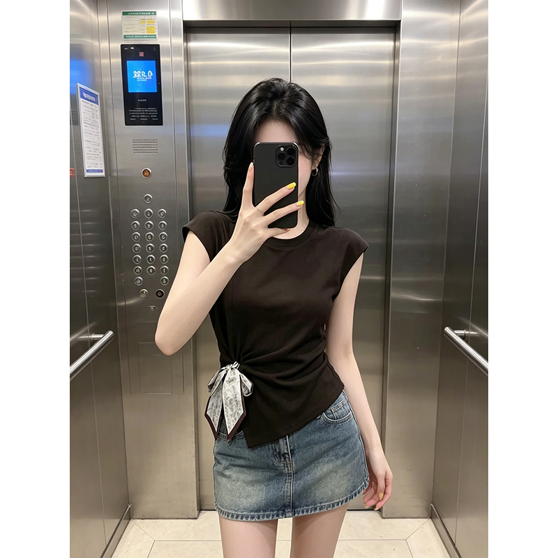 사람들 면 와 사고 방식 커피 색상 긍정적 인 어깨 몸매 가꾸기 디스플레이 얇고 작은 날다 소매 티셔츠 여성 2026 여름 디자인 센스 맨위