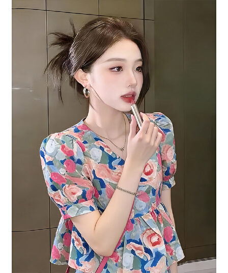 V 넥 셔츠 디자인 센스 여성 2026 새로운 여름 루즈핏 셔츠 고유 한 Chic 맨위