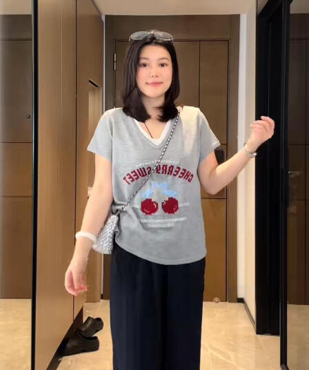 눈꽃 면 빅 사이즈 한 부서 디자인 센스 V넥 반팔 티셔츠 여성 여름 지방 mm 슬림해 보이는 느긋한 바람 루즈핏 맨위