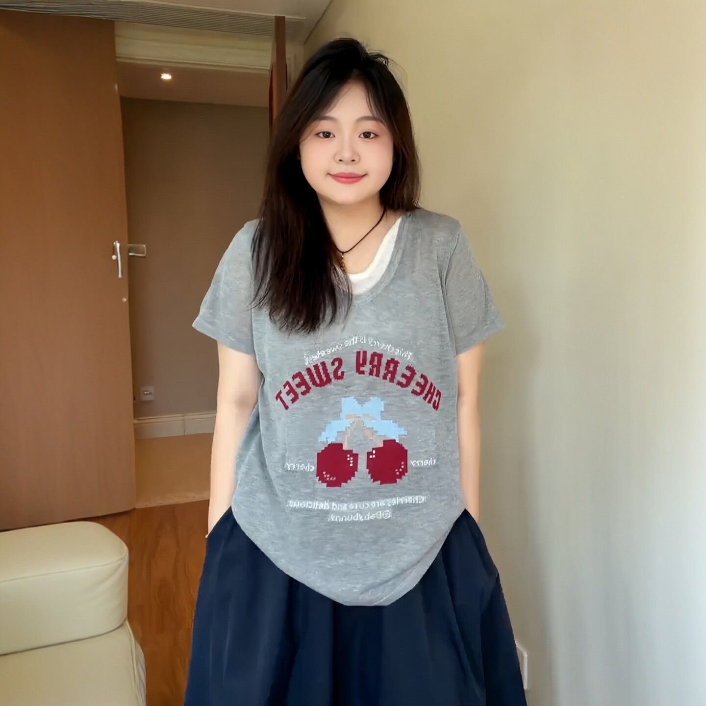 눈꽃 면 빅 사이즈 여성 한 부서 V넥 페이크 레이어드 긍정적 인 어깨 반팔 티셔츠 2026 여름 새로운 루즈핏 맨위