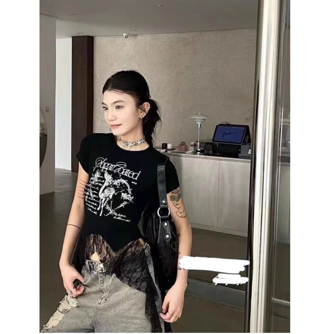 핫걸 레이스 리본 패치워크 라운드 넥 반팔 티셔츠 여성 2026 년 여름 새로운 다용도 몸매 가꾸기 쇼트 스타일 맨위