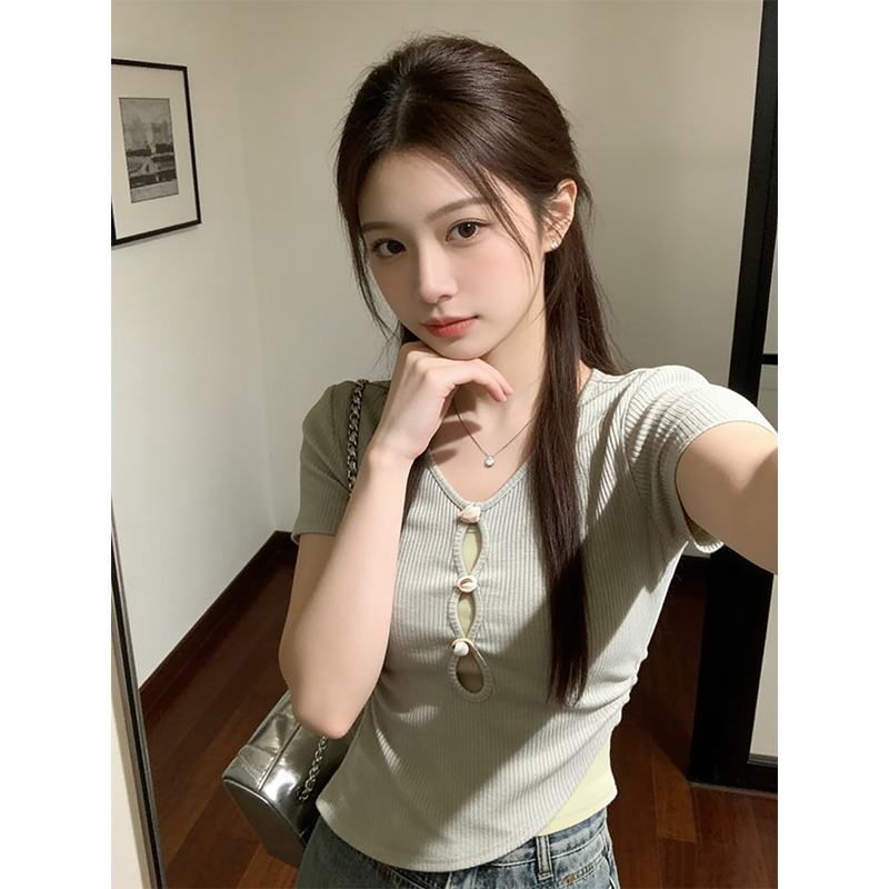 2026 여름 새로운 V넥 반팔 티셔츠 여성 페이크 레이어드 한 부서 디자인 센스 작은 대중 몸매 가꾸기 쇼트 스타일 긍정적 인 어깨 의류