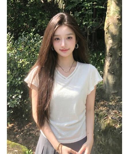 눈꽃 면 빅 사이즈 한 부서 홀로우 아웃 V넥 반팔 티셔츠 여성 여름 2026 새로운 몸매 가꾸기 디자인 센스 맨위