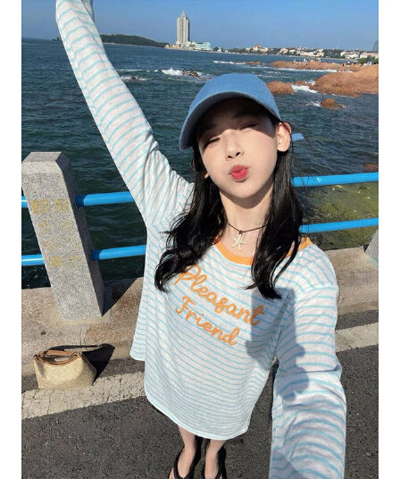 한 부서 느긋한 바람 비스듬한 어깨 라운드 넥 긴팔 티셔츠 여성 26 여름 새로운 블루 화이트 배색 스트라이프 루즈핏 다용도 맨위