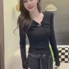 批发洋气设计感金属扣装饰长袖T恤女装早秋新品修身<b class='q'>显瘦</b>减龄百搭上衣