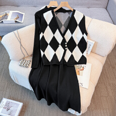 批发实拍大码2025秋冬新款胖mm菱格百搭马甲半高领显瘦针织连衣裙套装